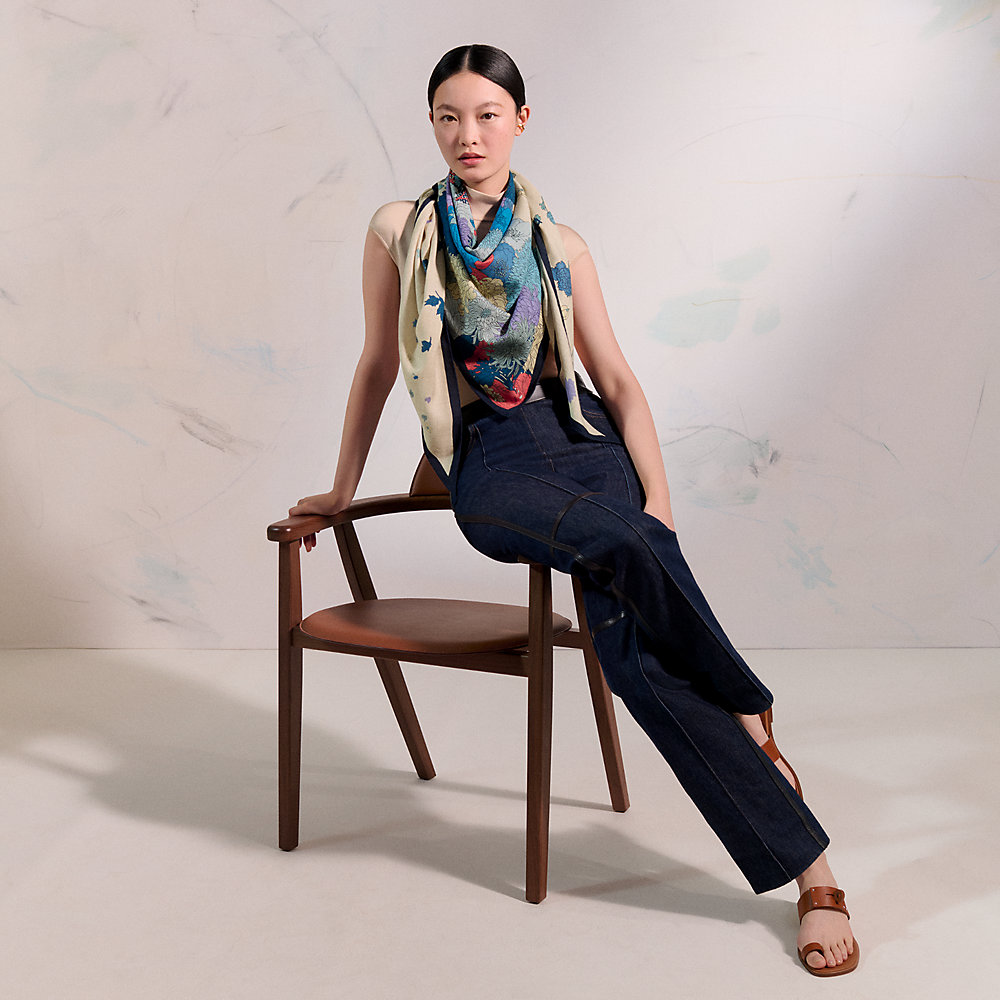 エルメス HERMES ROBE LEGERE H363936S ジャイアントトライアングル ショール Robe Legere giant triangle - Blue | Hermès USA